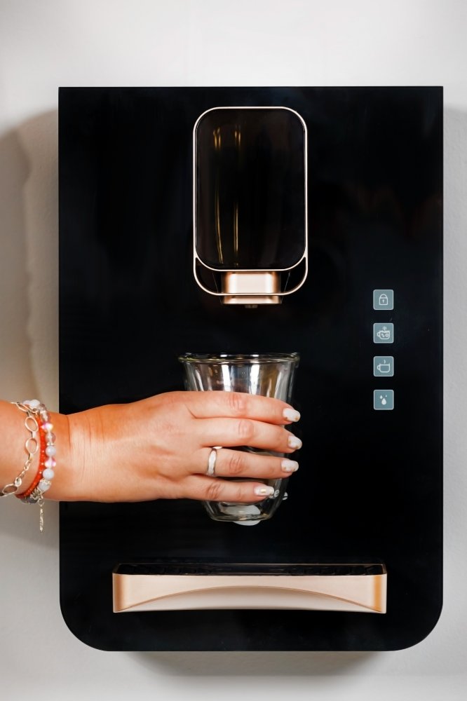 Настенный диспенсер с выбором температуры воды