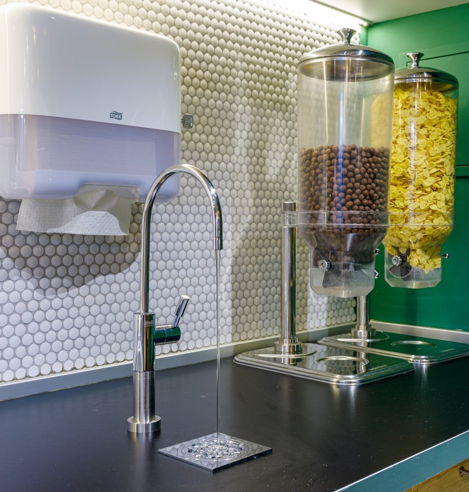 Кран с трапом для налива воды в стаканчики