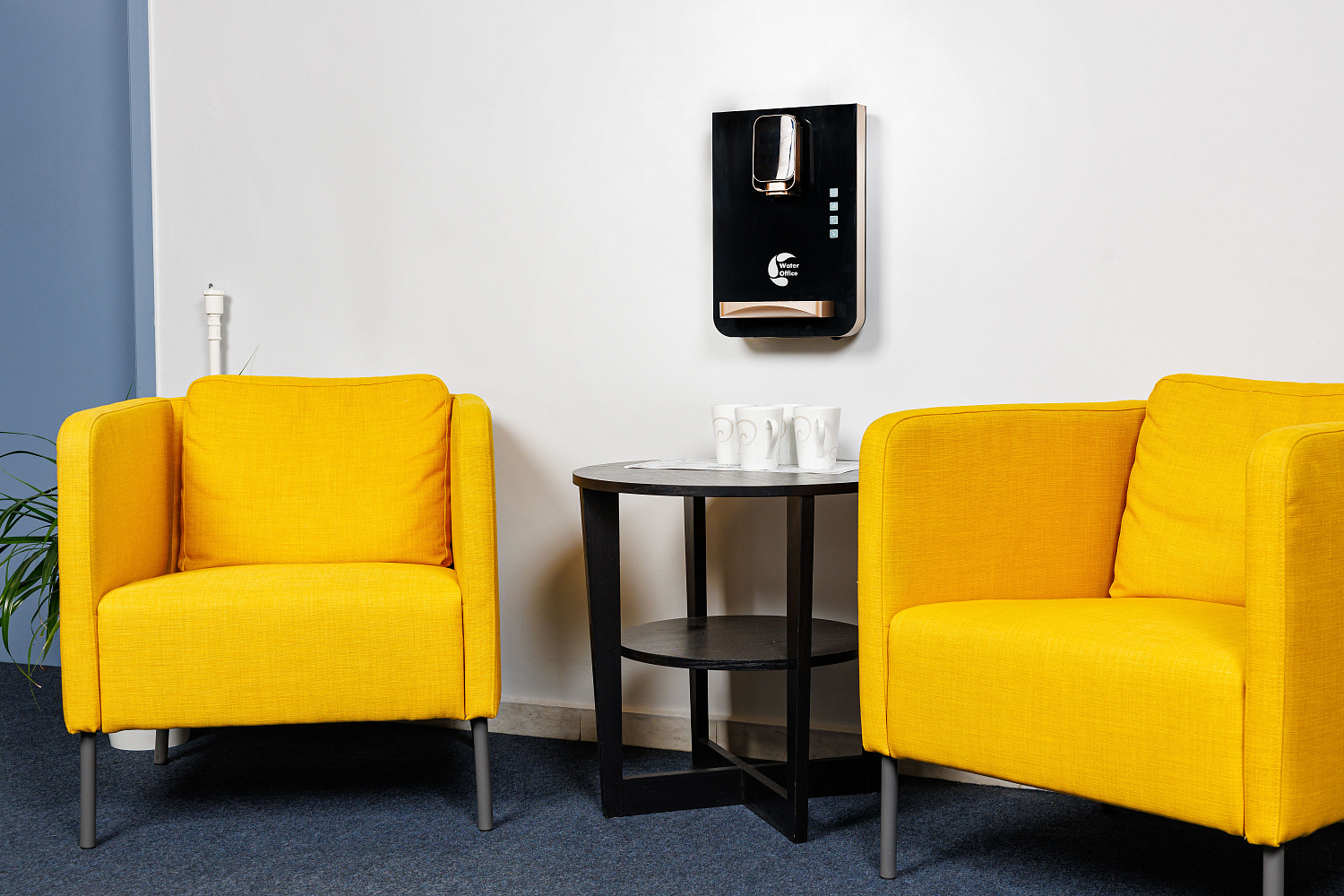 Настенный диспенсер с выбором температуры воды