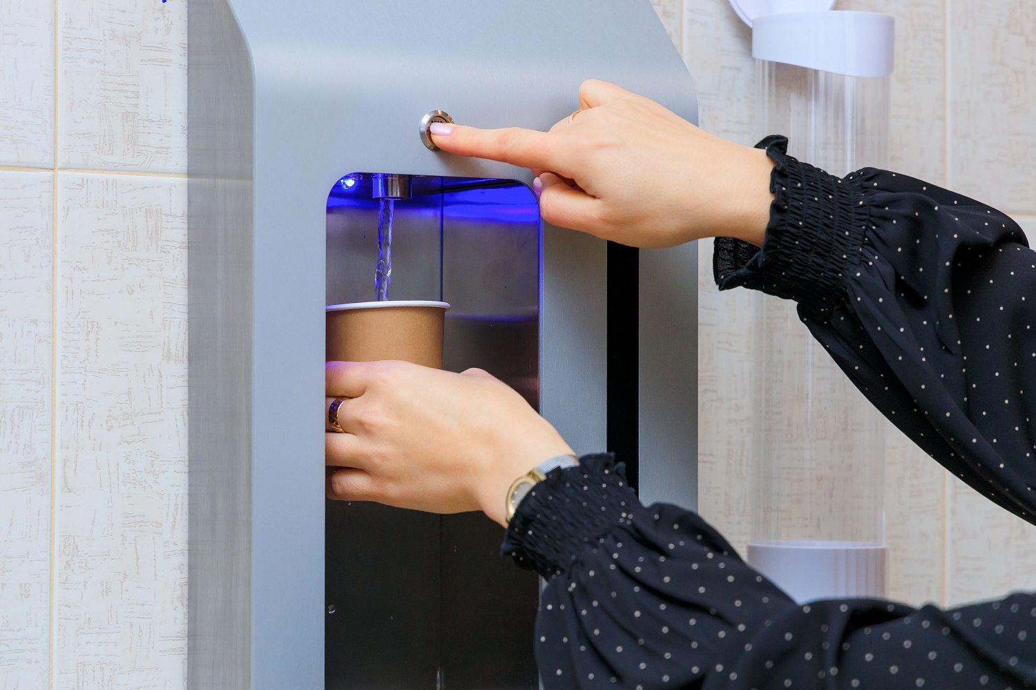 Настенный диспенсер 