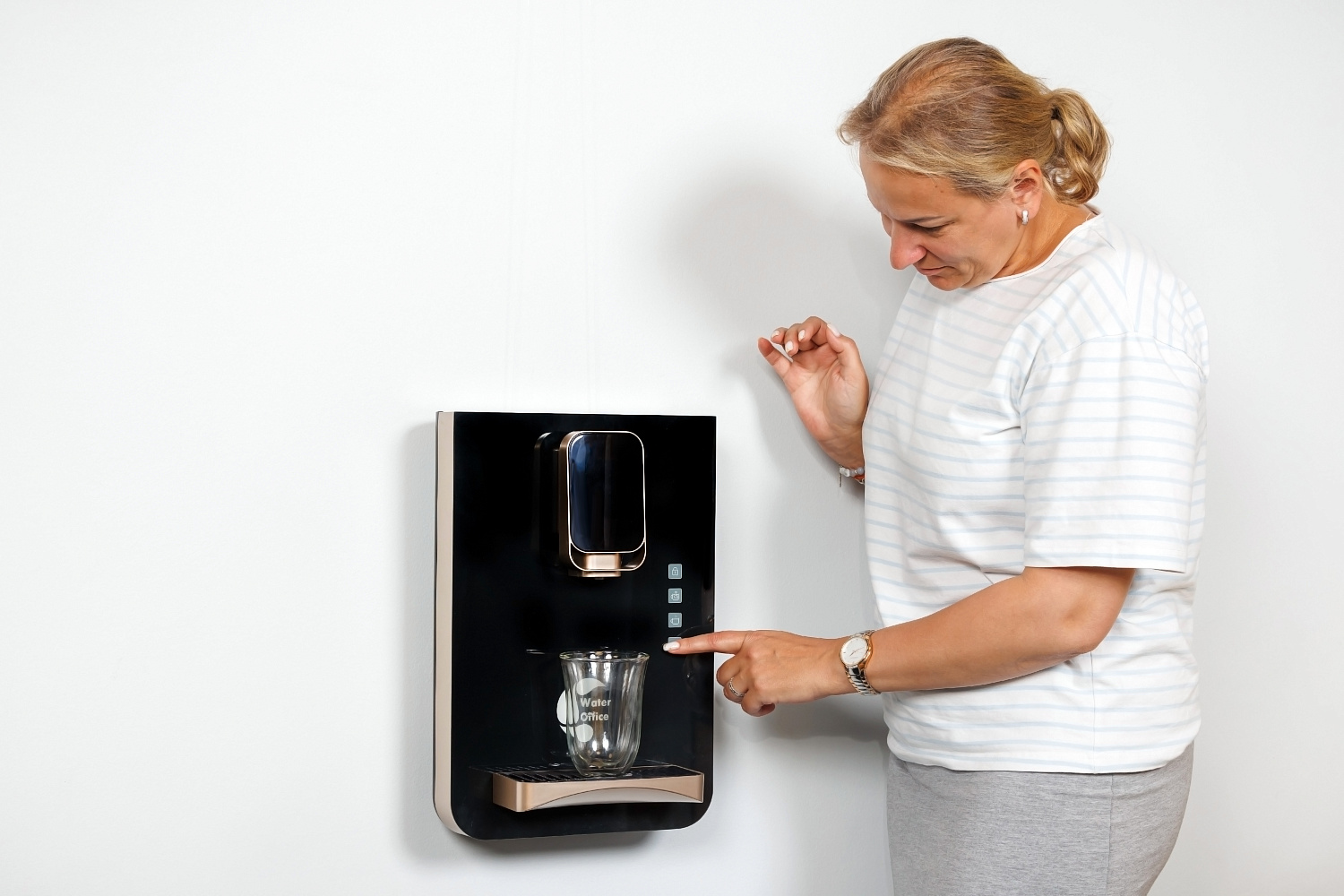 Настенный диспенсер с выбором температуры воды