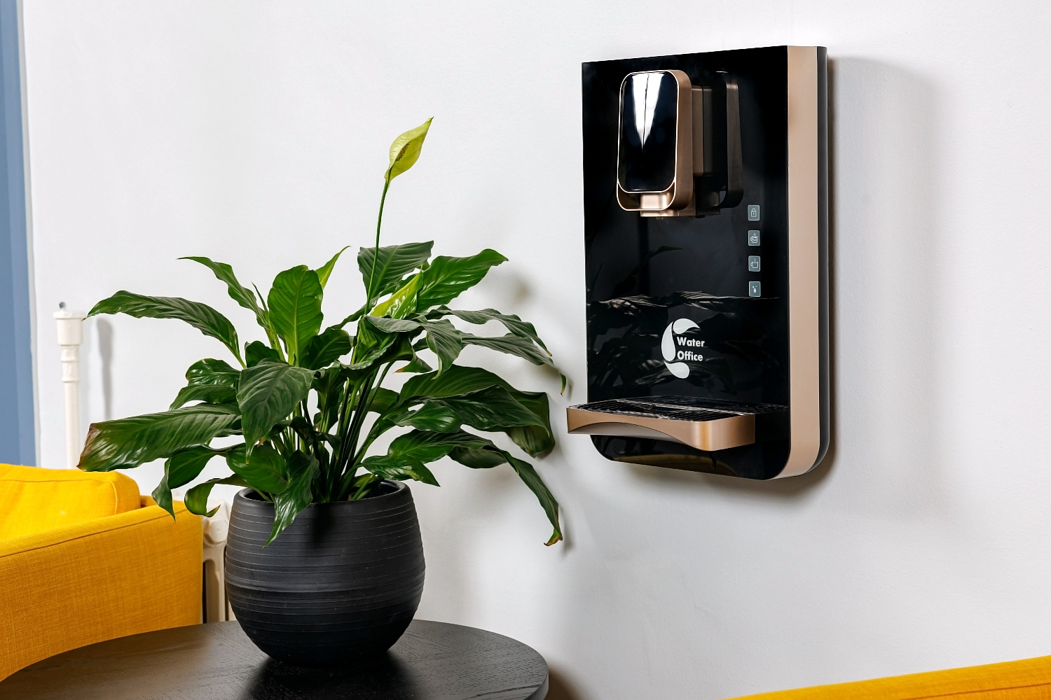 Настенный диспенсер с выбором температуры воды