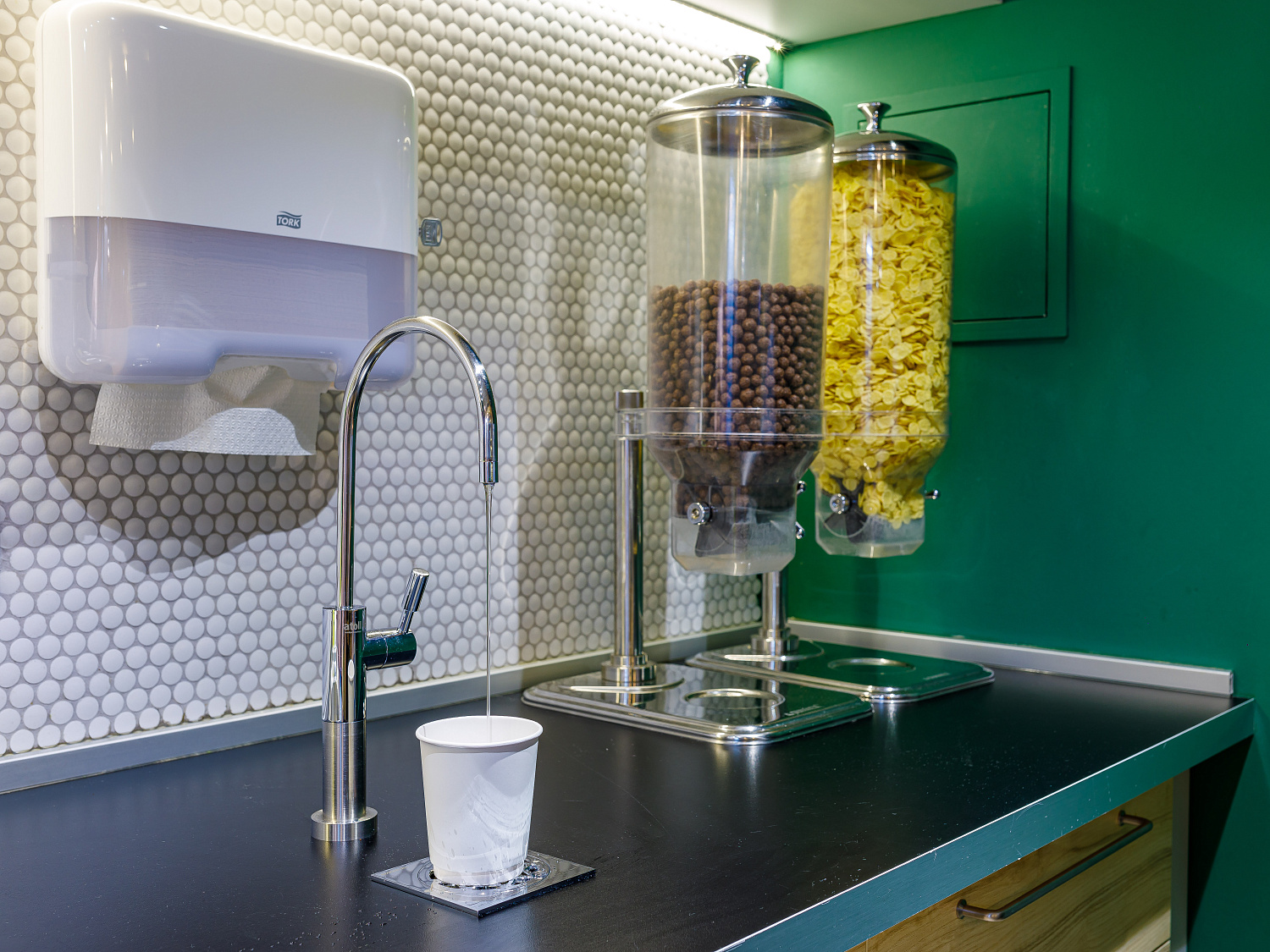 Кран с трапом для налива воды в стаканчики