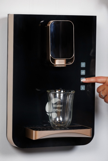 Настенный диспенсер с выбором температуры воды