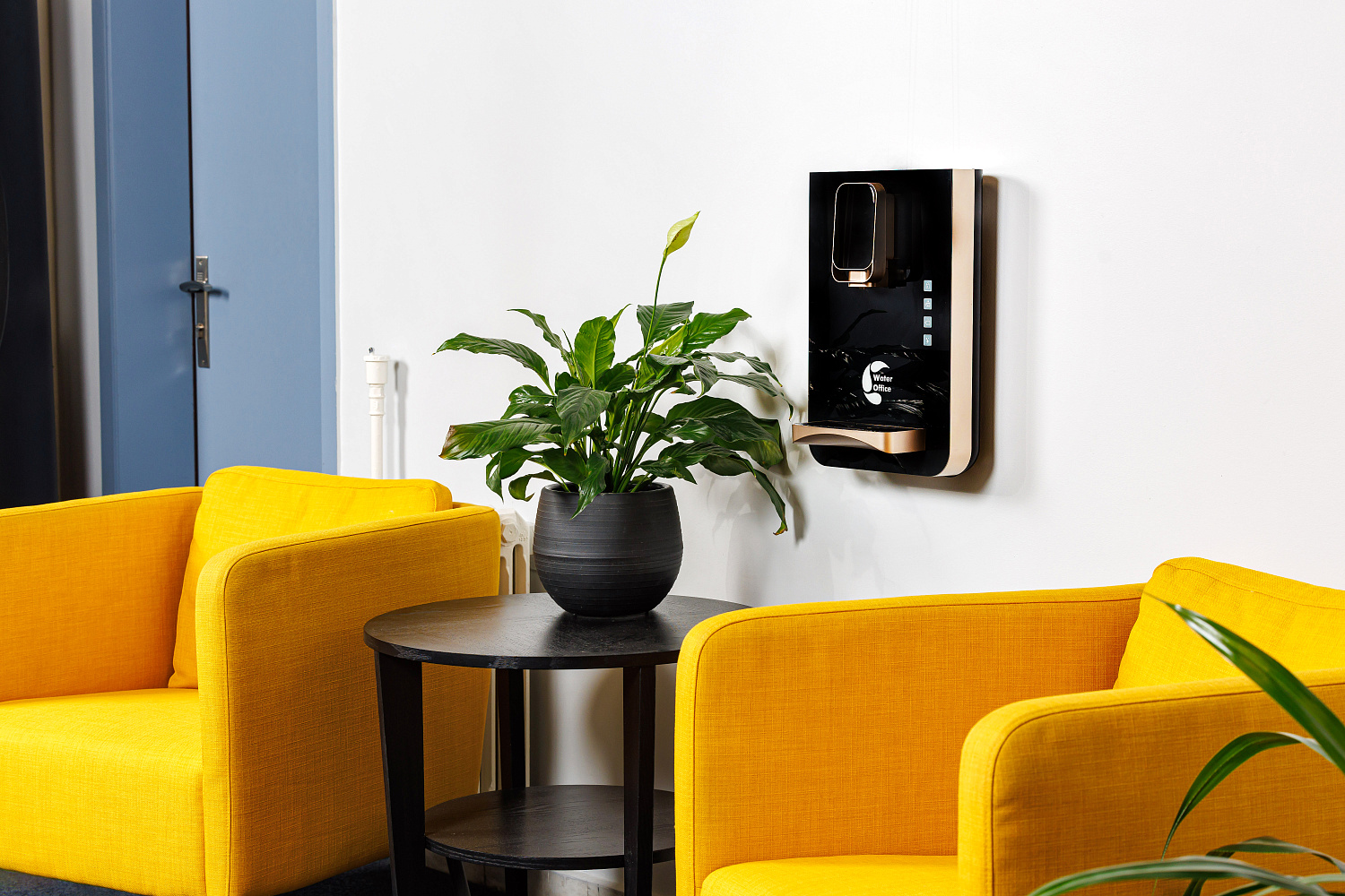 Настенный диспенсер с выбором температуры воды