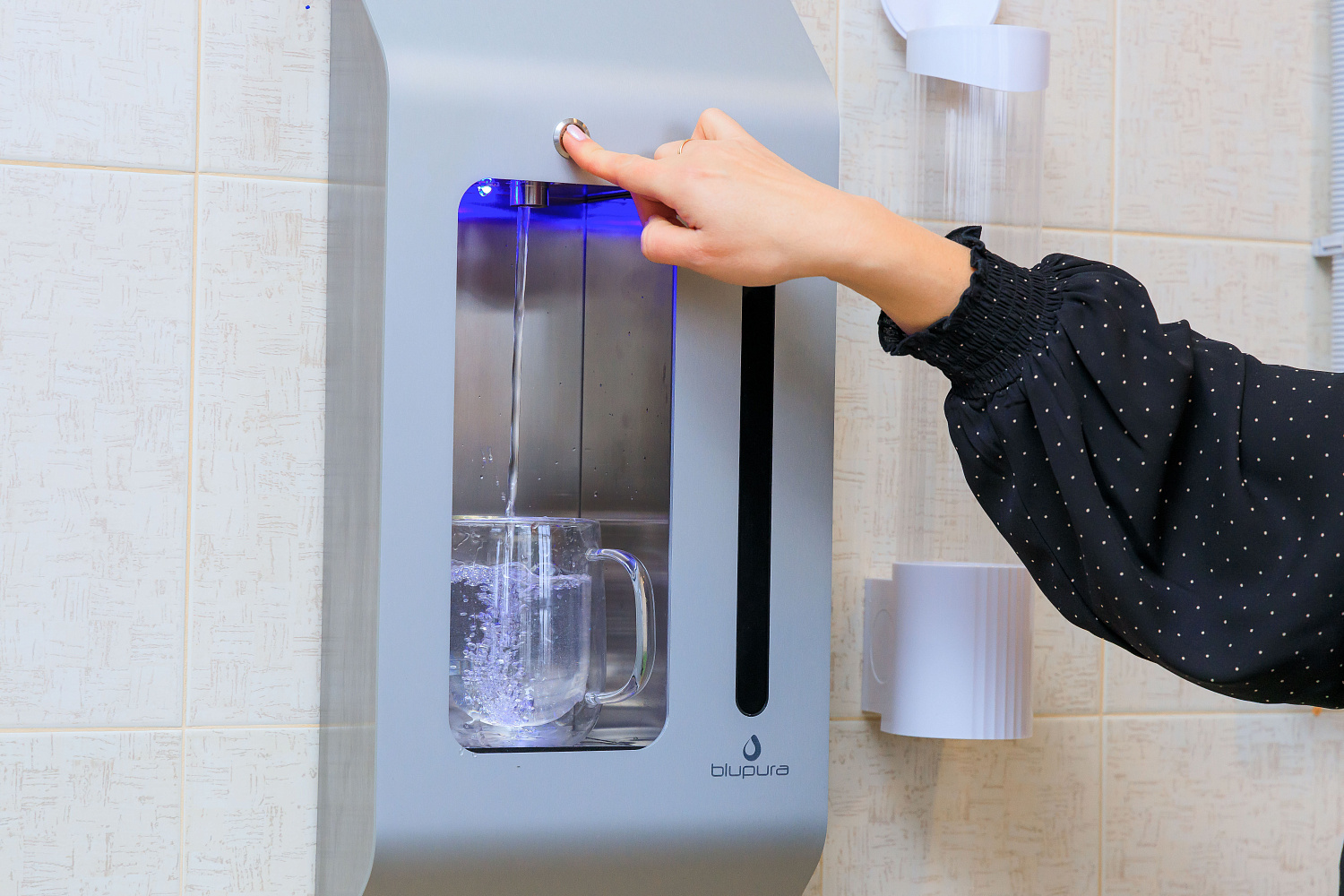 Настенный диспенсер 